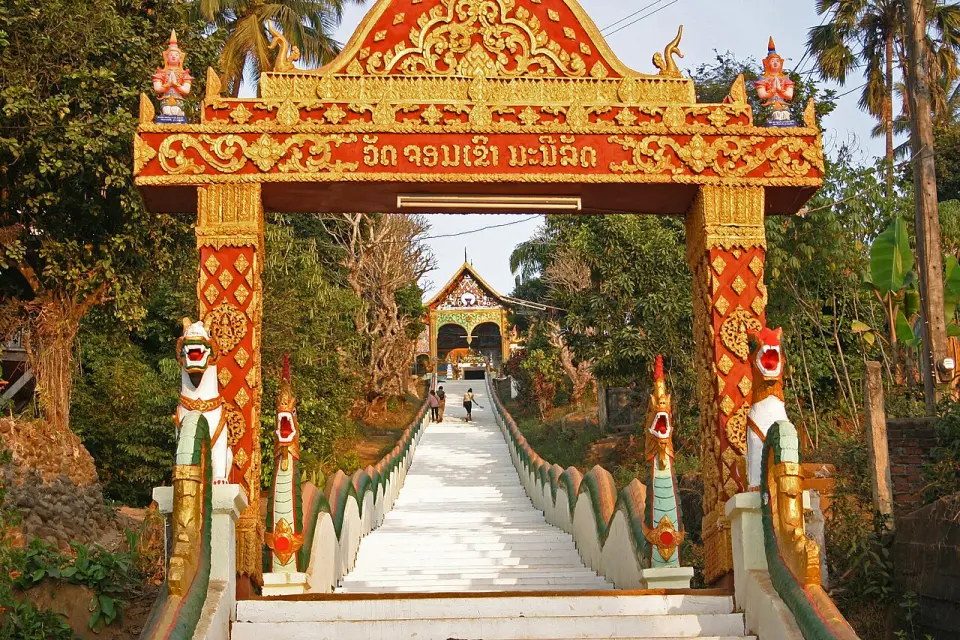 Wat Jom Khao Manilat