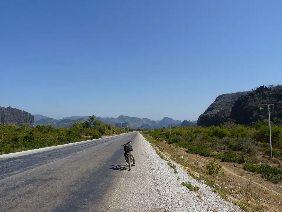 The road east of Thakhek, on the loop