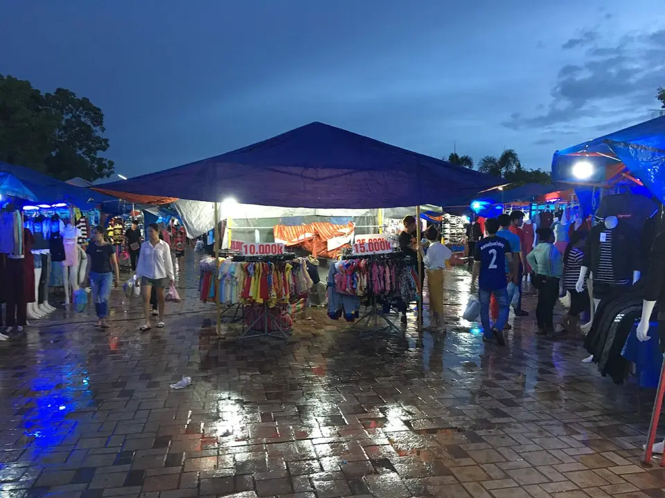Riverside night market & sunset aerobics